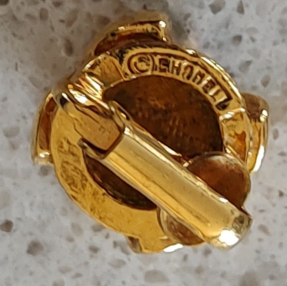 CHANEL Vintage Gold tone Interlocking CC CLIP-ON EARRINGS Authenticity Guarantee - Picture 9 of 9